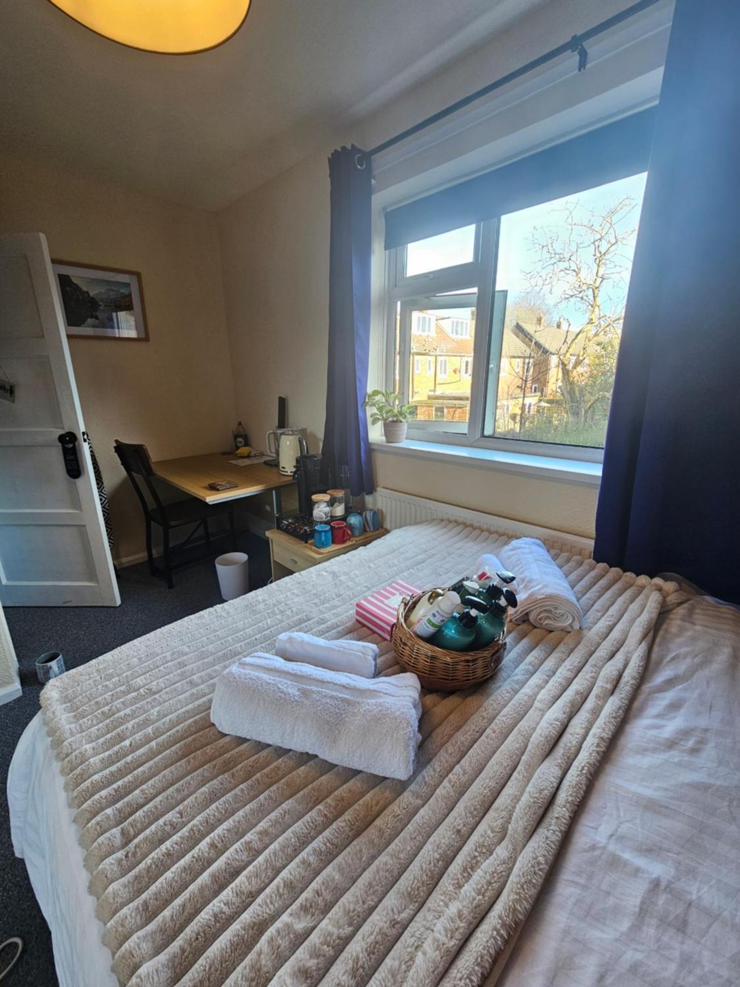 Double Bedroom Located Close To Manchester Airport وايثن شاو المظهر الخارجي الصورة